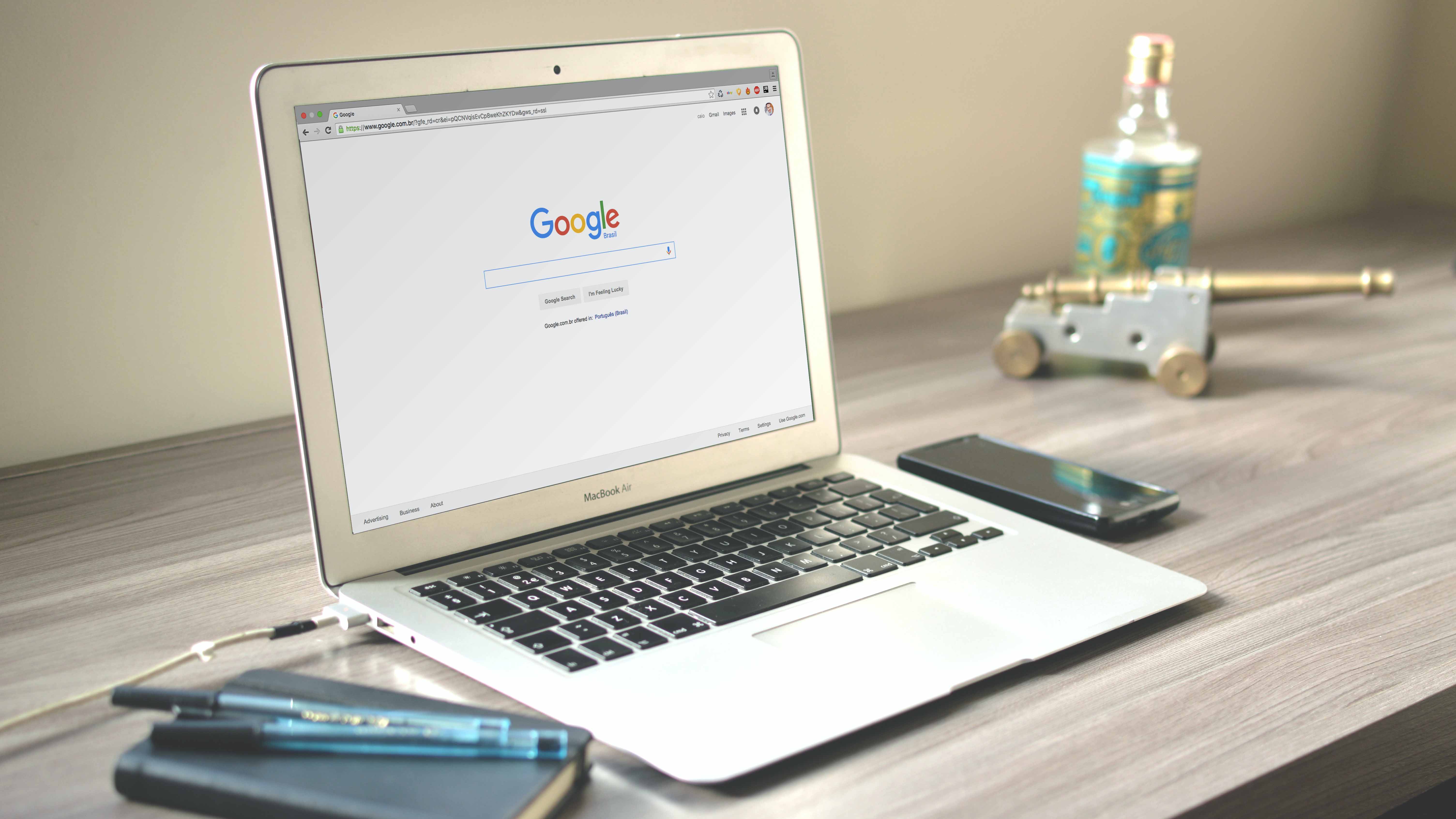 light-smartphone-macbook-mockup-67112